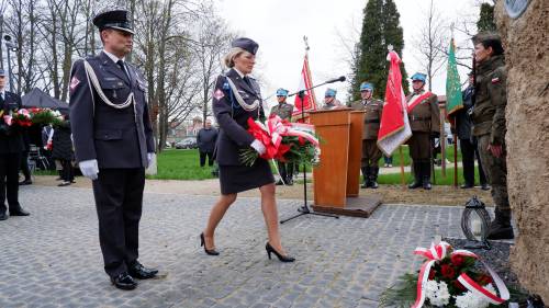 Uroczyste złożenie kwiatów pod pomnikiem podczas obchodów 83. rocznicy Zbrodni Katyńskiej. Dowódcza jednostki i prowadząca apel składają kwiaty.